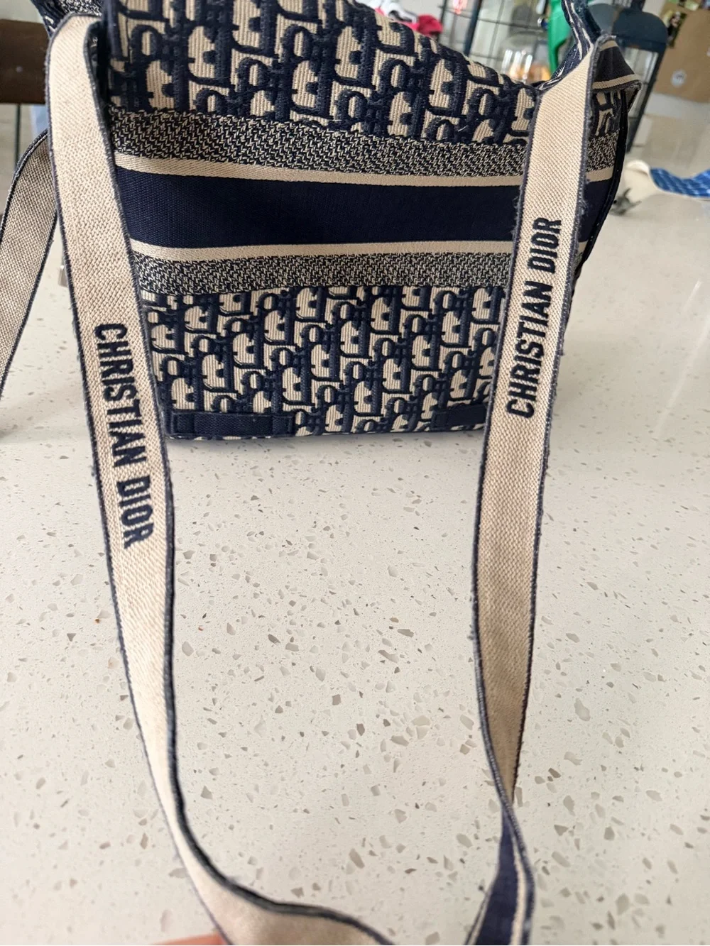 Christian Dior Medium Oblique messenger